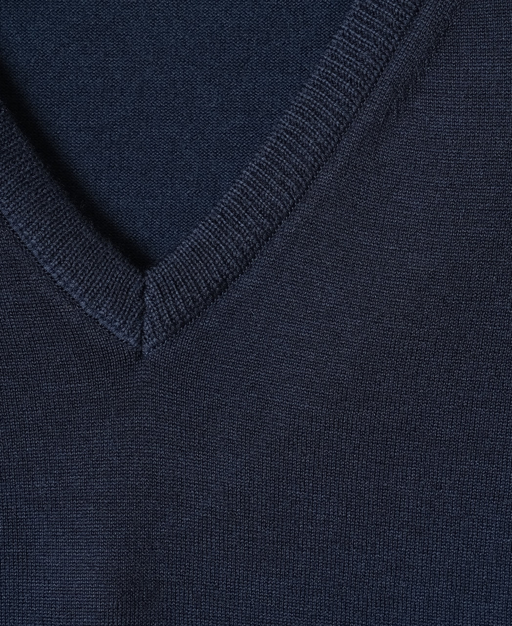 FF30G V-Neck Sweater Super Extra Fine Merino - Image 3
